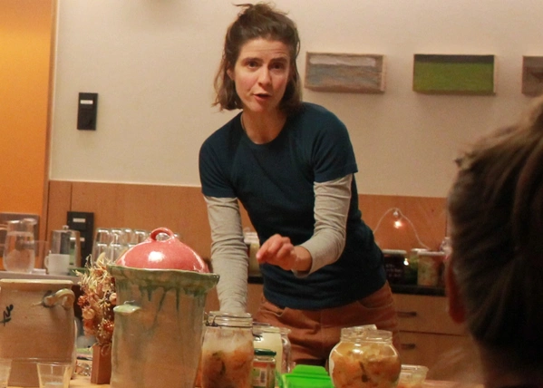 Fermentieren mit Lotte mit Tisch voll von fermentierten Gemüse und Tonkrügen bei Piluweri